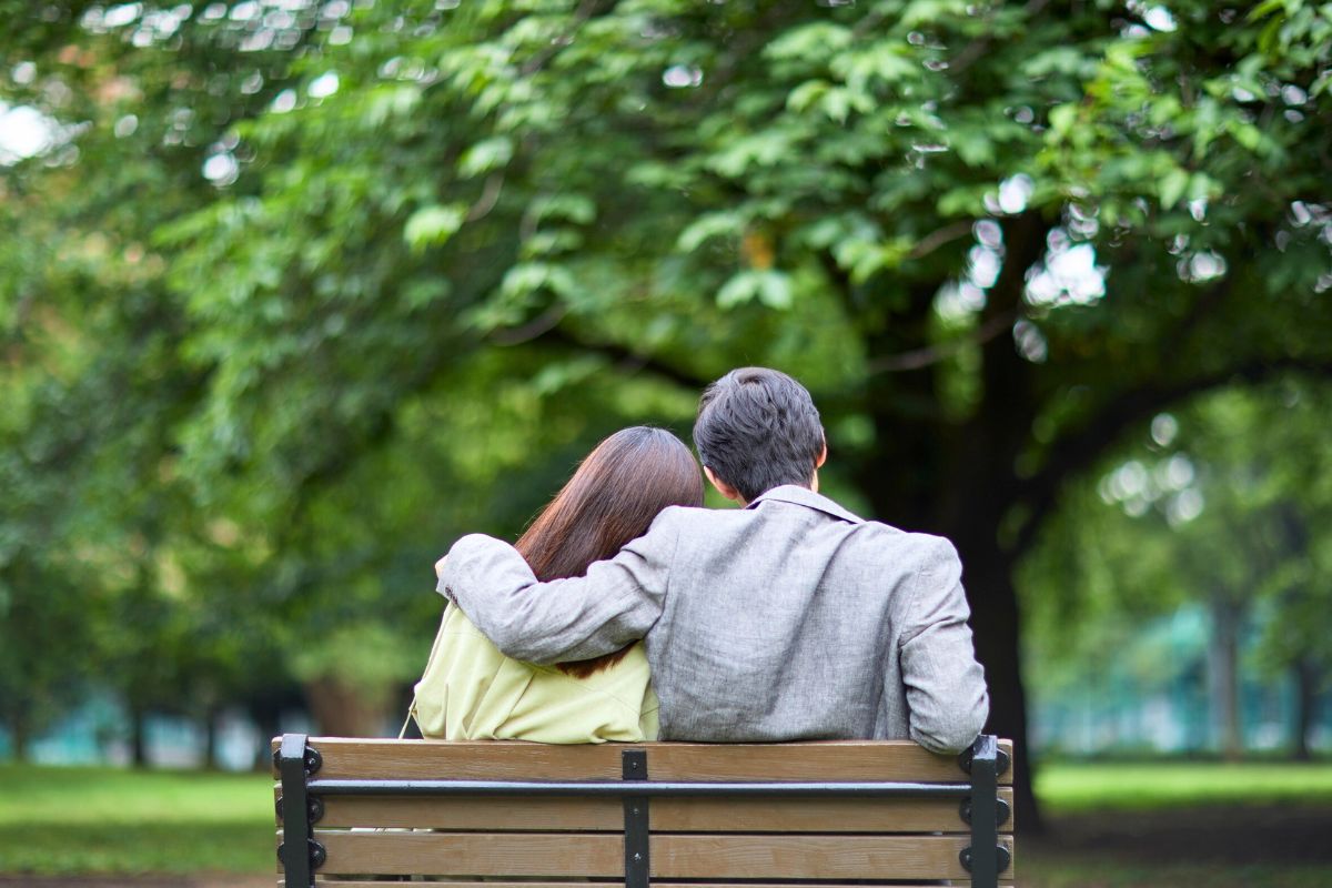 Hon är gammelmormor, han 27 år