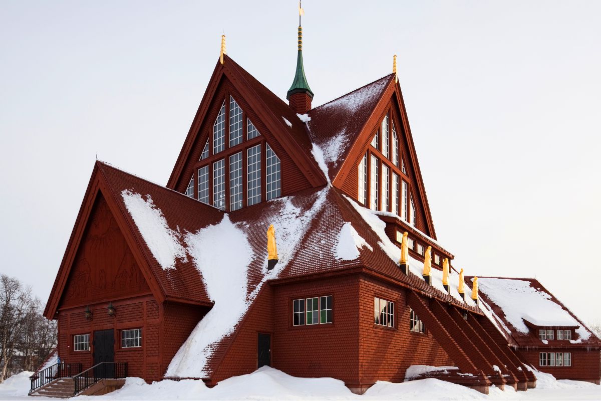 672 ton tung kyrka flyttas