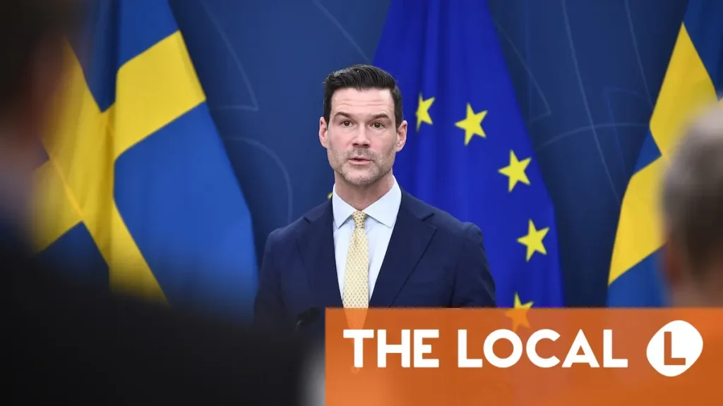 Den svenska regeringen ska titta på att tillåta utvisade tonåringar att ta examen