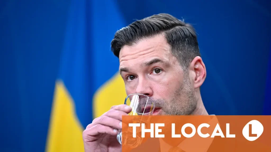 Den svenska regeringen går vidare med lagförslaget om "snacklag" för att spåra papperslösa migranter